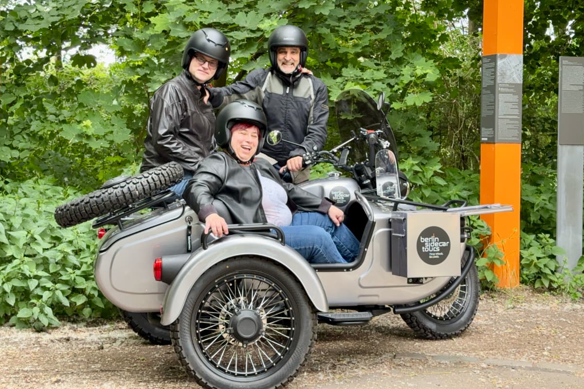 Motorrad-Gespann-auf-dem-Mauerweg