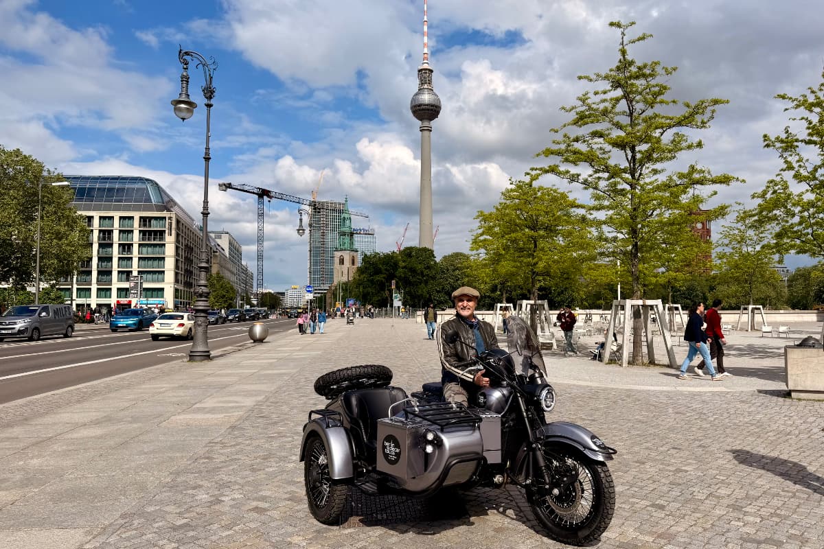 Motorrad-Gespann-vor-Fernsehturm-Berlin