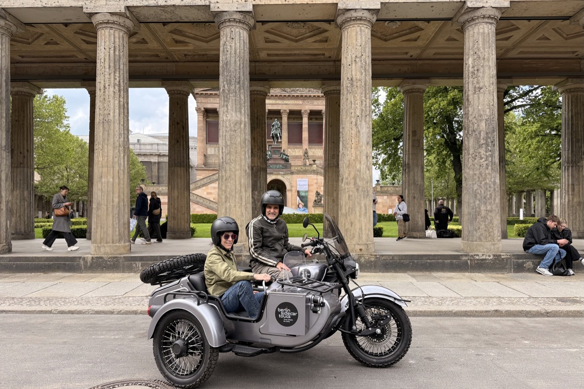 sidecar-in-fron-of-old-national-gallery