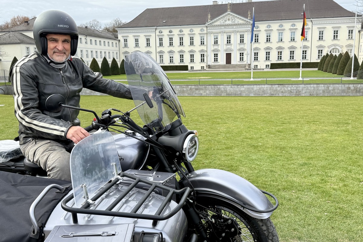 sidecar-in-front-of-castle-bellevue